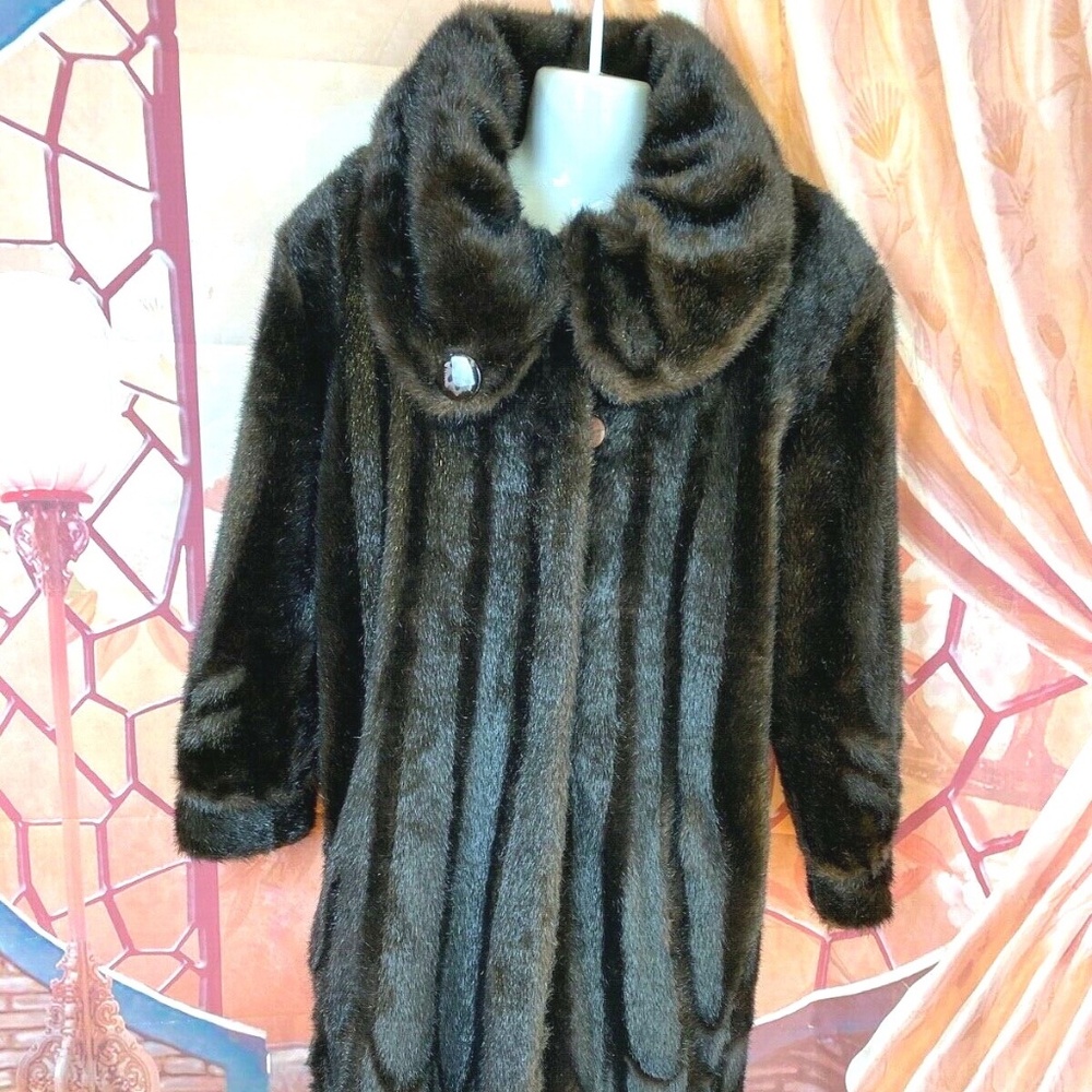Brown Beauty Gorgeous Faux Fur Coat with Scallop Design and Thick Collar Size L